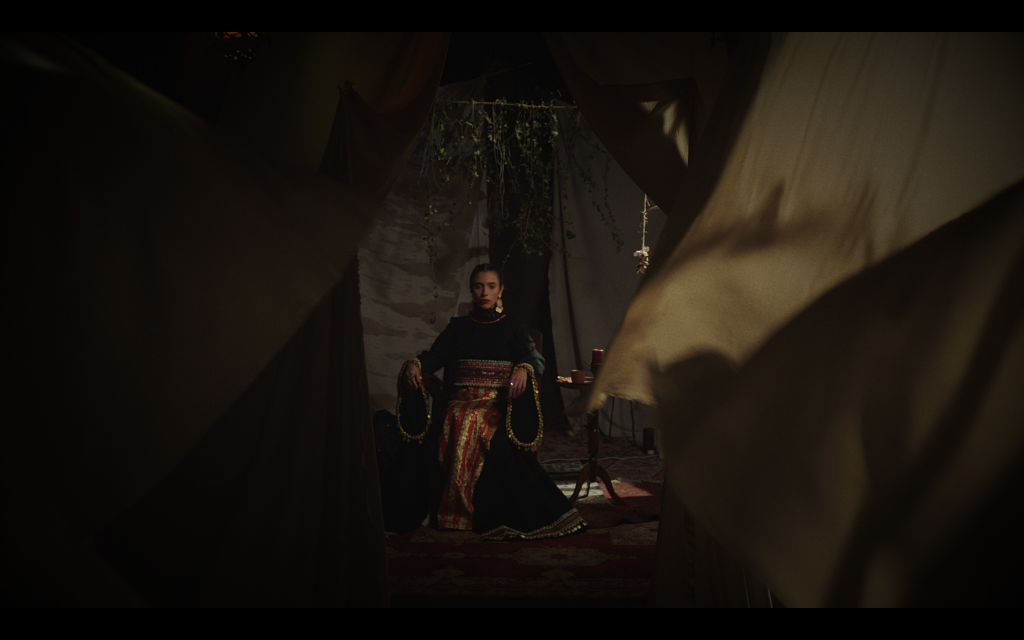 Morjane Ténéré dans le clip "You're not that strong" réalisé par Emilien Marret.