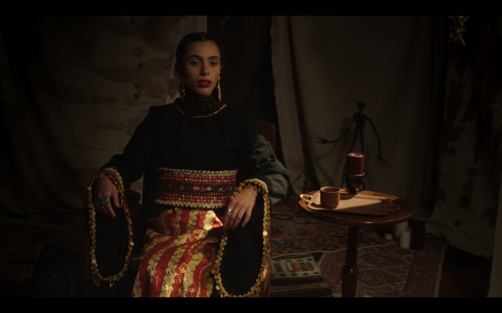 Morjane Ténéré dans le clip "You're not that strong" réalisé par Emilien Marret.